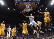 开云棋牌官网-绿茵与硬木的交响，当欧冠淘汰赛焦点战遇上湖人掀翻76人