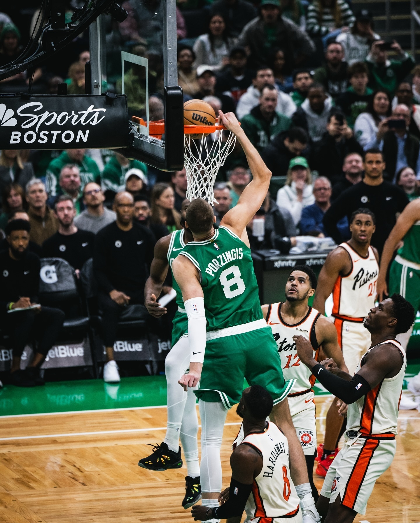 美国男篮轻取76人,拉文送出助攻 美国男篮轻取76人,拉文送出助攻