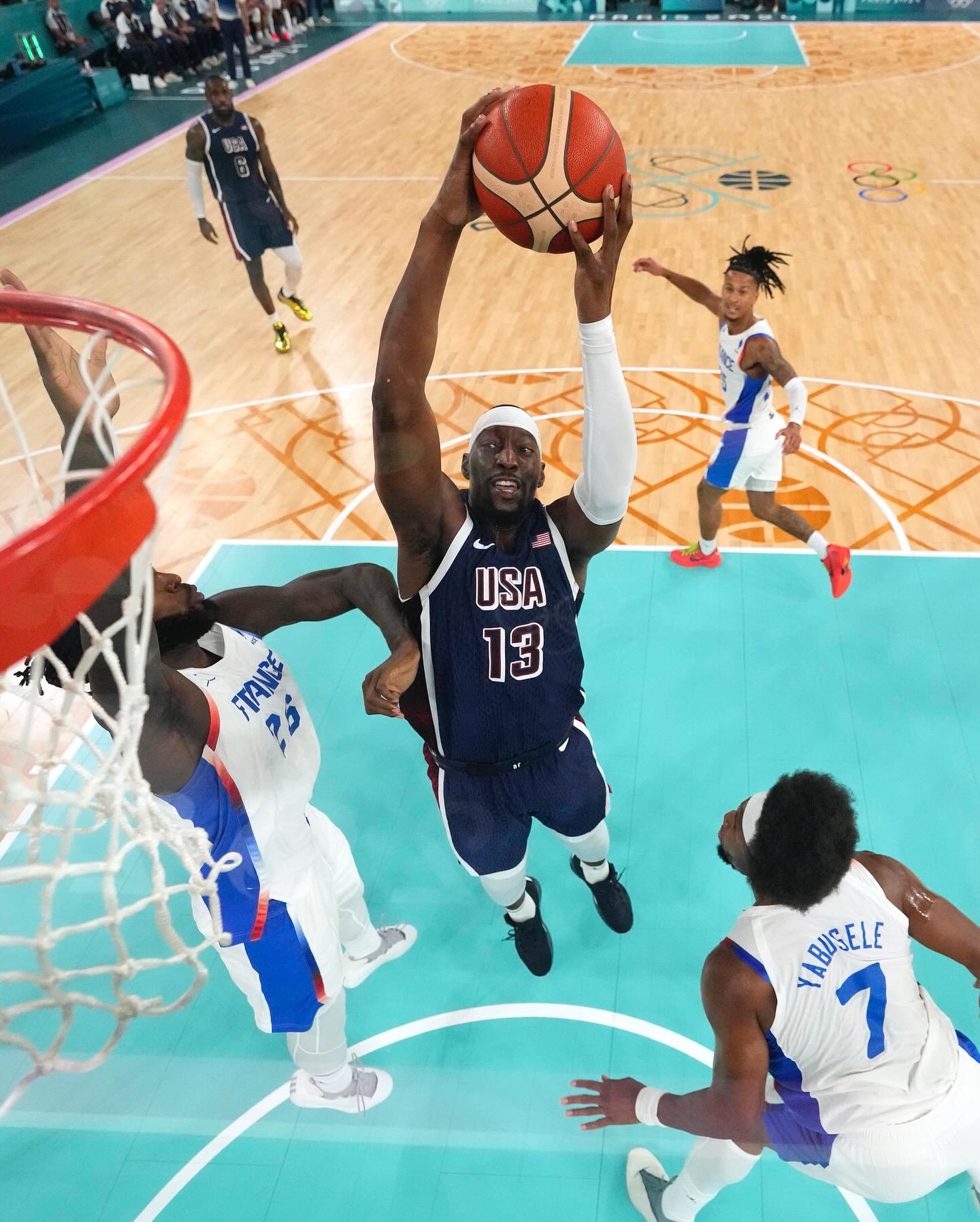 美国男篮轻取76人,拉文送出助攻 美国男篮轻取76人,拉文送出助攻